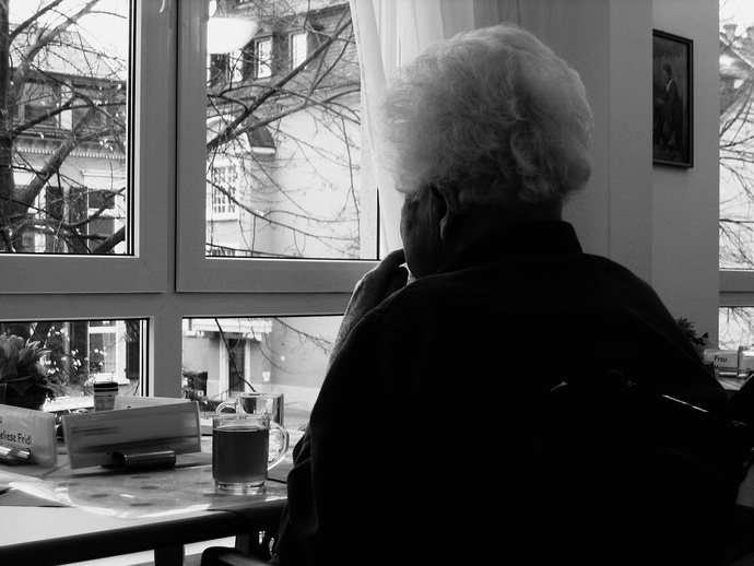 1588614086 alte oma schaut aus dem fenster