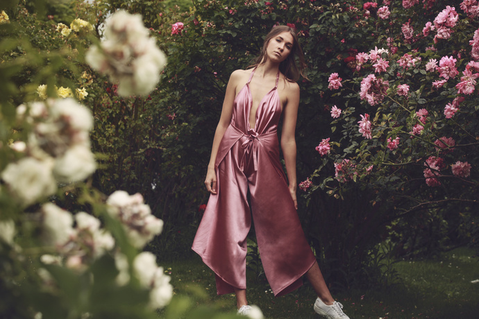 1592908743 wrappantpink umwandlunginjumpsuit2 foto johanna wohlrab